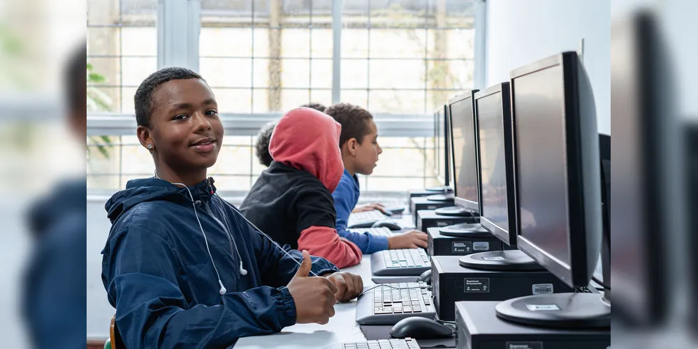 O curso é realizado de forma totalmente virtual, com aulas ao vivo via Google Meet ministradas por professores da rede estadual