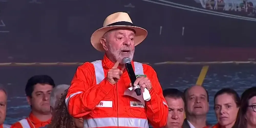 Lula durante cerimônia que marcou o aumento na capacidade de processamento de petróleo na refinaria