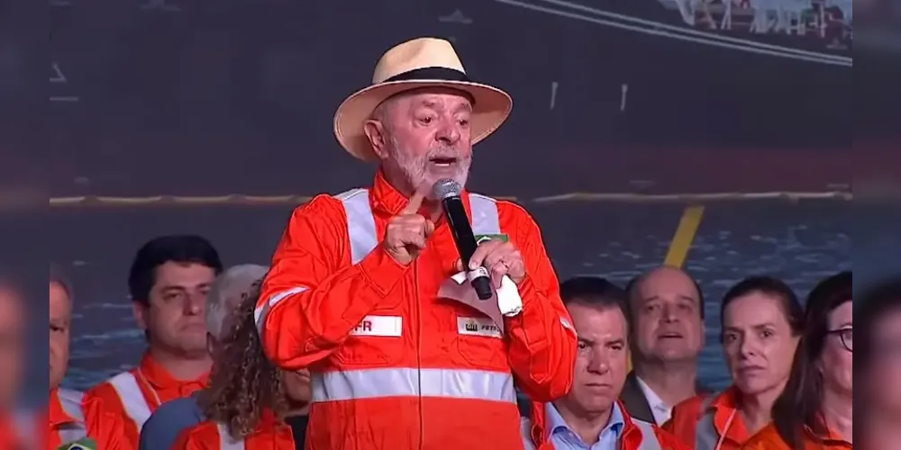 Lula durante cerimônia que marcou o aumento na capacidade de processamento de petróleo na refinaria