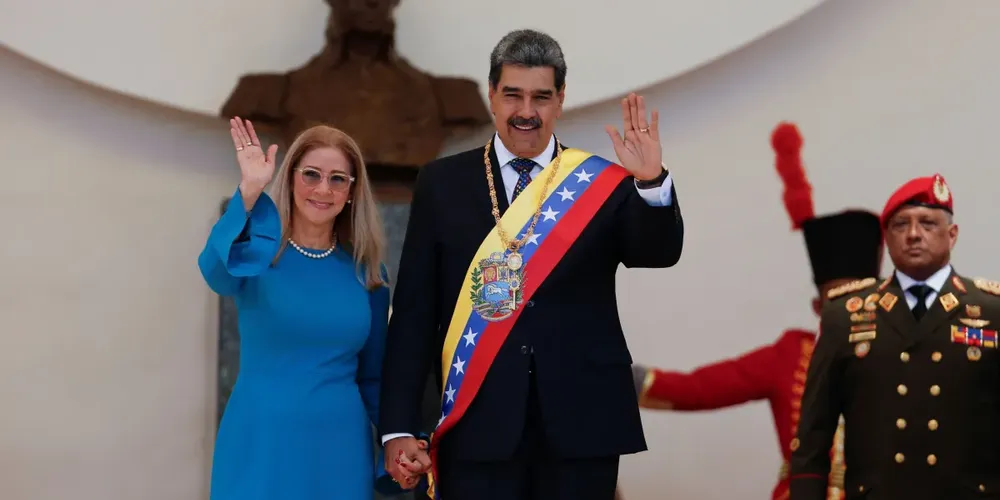 Presidente da Venezuela, Nicolás Maduro, e sua esposa, Cilia Flores, acenando na posse do terceiro mandato presidencial, em Caracas