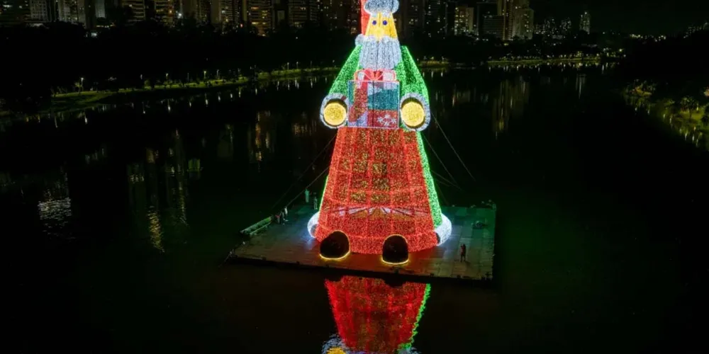 O Papai Noel e os demais elementos decorativos do Lago Igapó 2 ficarão instalados até o dia 6 de janeiro