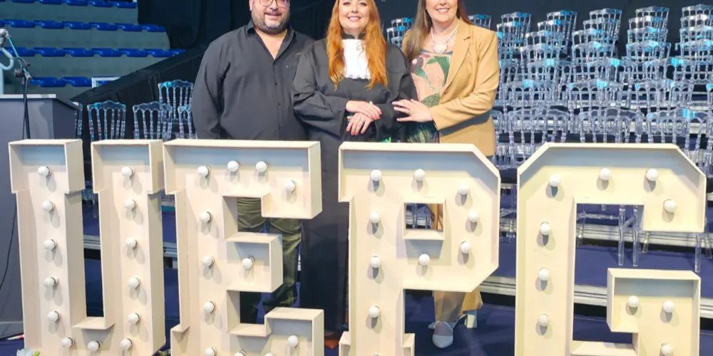 Ana Barth em registro com os pais após conclusão do curso