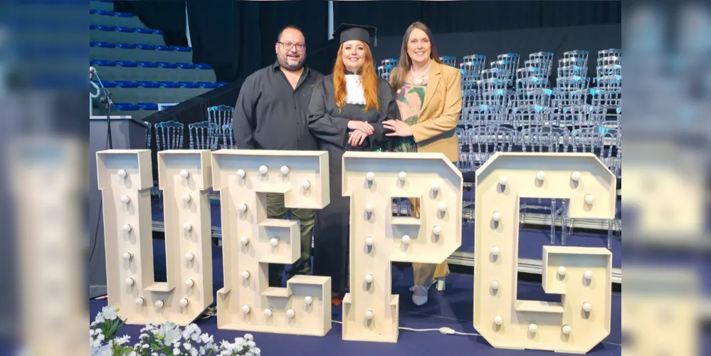 Ana Barth em registro com os pais após conclusão do curso