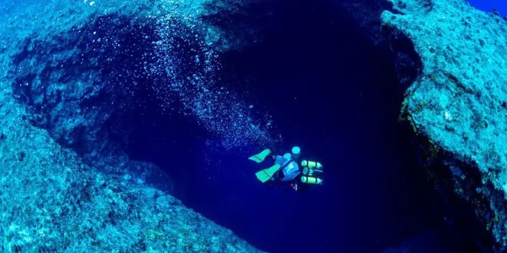 Trata-se de uma faixa do oceano onde a luz do sol quase não chega e que ainda é pouco estudada pela ciência