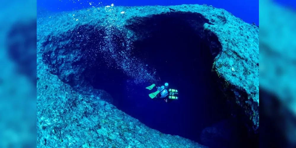 Trata-se de uma faixa do oceano onde a luz do sol quase não chega e que ainda é pouco estudada pela ciência
