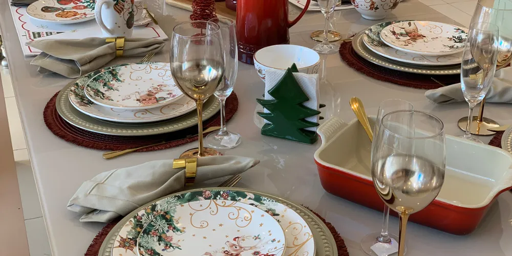 Uma mesa posta especial pode encantar seus convidados neste Natal e Ano Novo