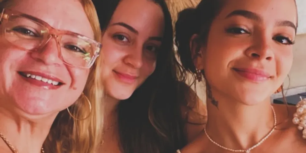 Débora Maia ao lado das filhas Mel Maia e Yasmin Maia