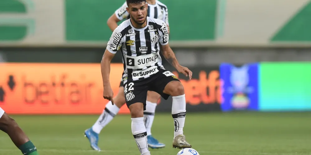 Moraes Jr. em ação com a camisa do Santos em 2021