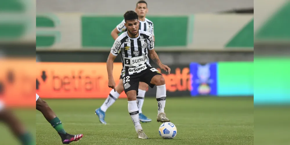 Moraes Jr. em ação com a camisa do Santos em 2021