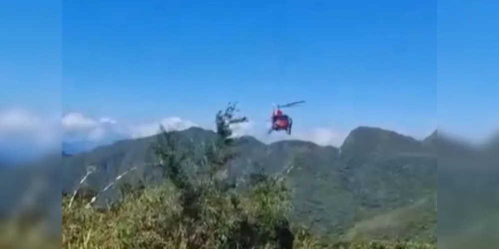 Helicóptero do Corpo de Bombeiros no apoio para resgatar a vítima
