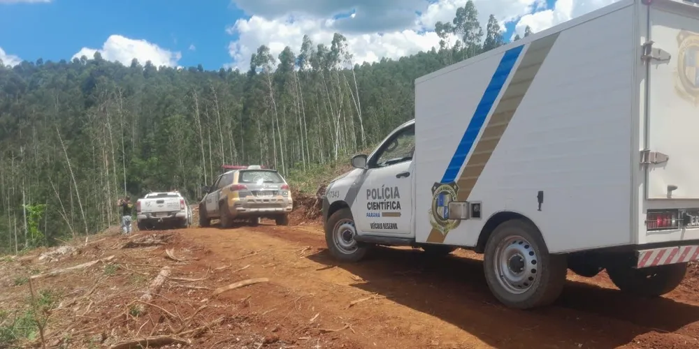 Homem foi encontrado caído no chão, próximo a um trator