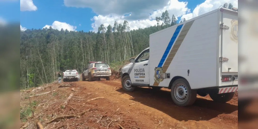 Homem foi encontrado caído no chão, próximo a um trator