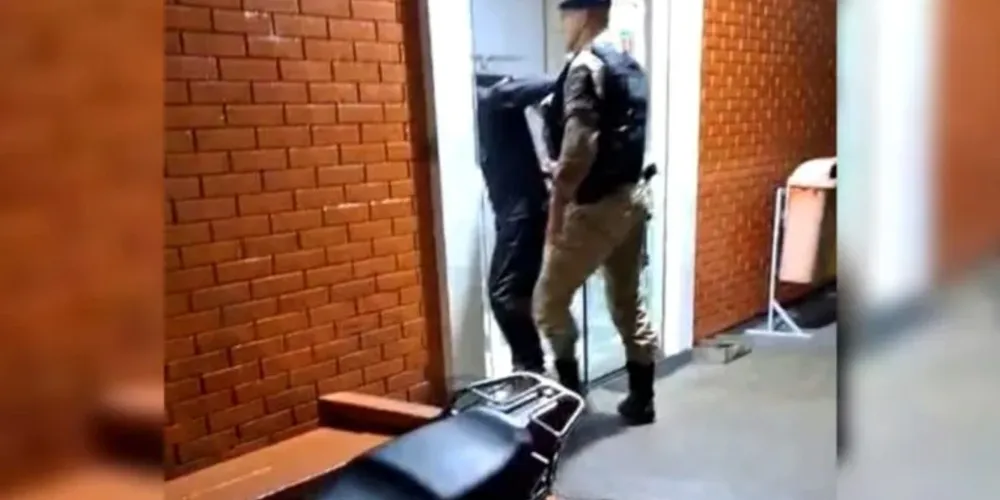 Abordagem ocorreu no centro da cidade, mas o condutor ignorou a ordem, avançou o sinal vermelho e iniciou a fuga