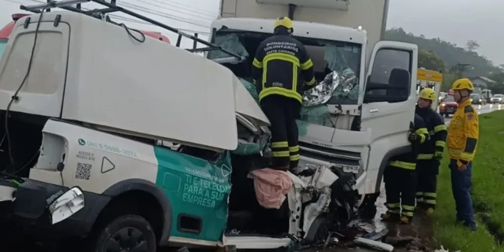 A curva onde a colisão aconteceu é considerada crítica pelas equipes de emergência