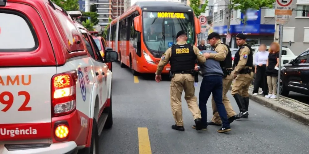 Mulher é atropelada por biarticulado em Curitiba