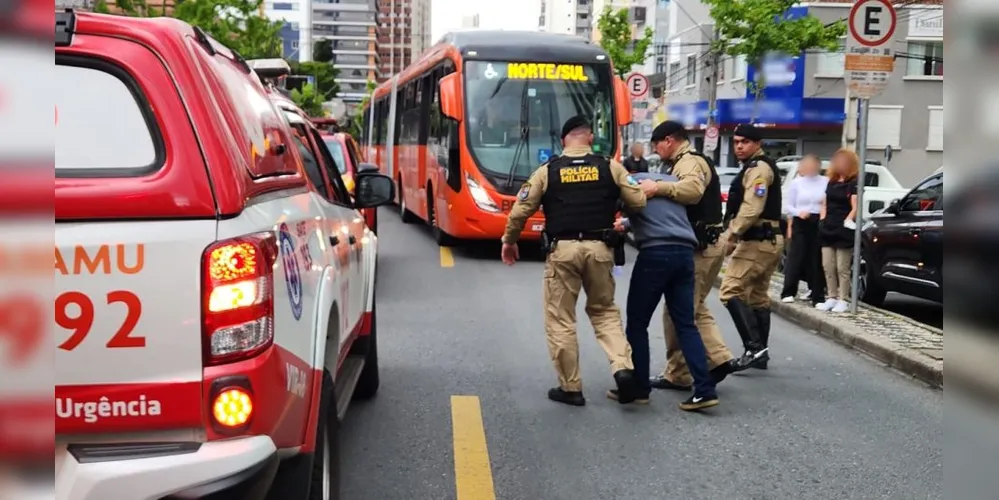 Mulher é atropelada por biarticulado em Curitiba