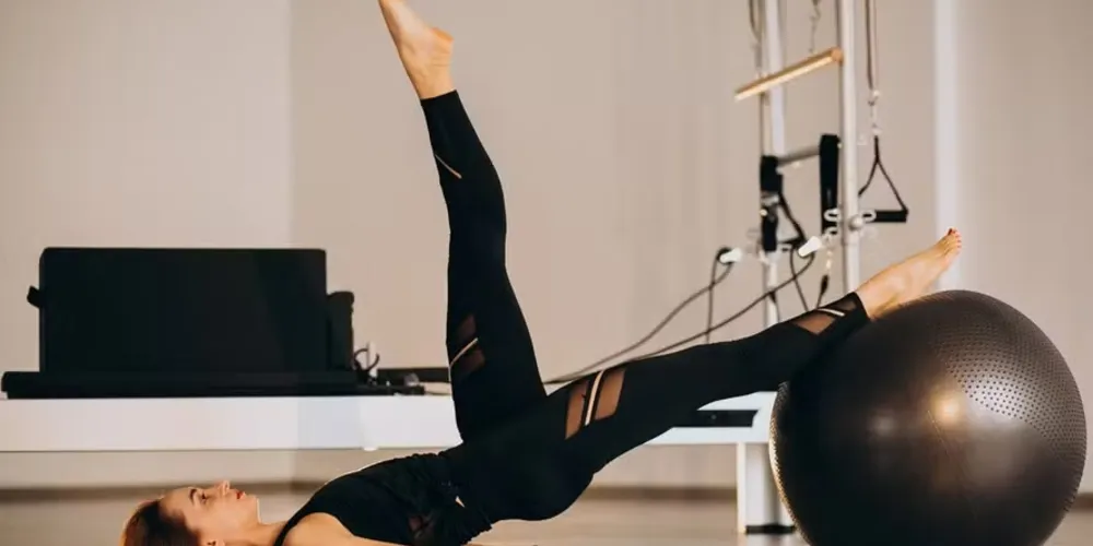 O pilates não apenas ajuda nos momentos de dor, mas mantém o corpo fortalecido para evitar recaídas