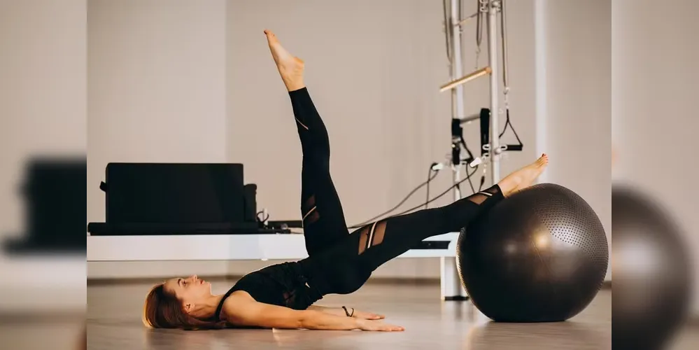 O pilates não apenas ajuda nos momentos de dor, mas mantém o corpo fortalecido para evitar recaídas