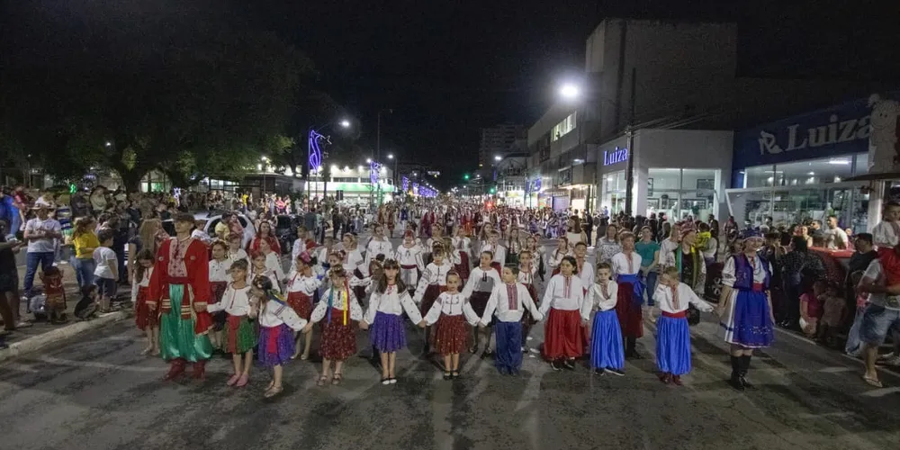A abertura oficial acontece no dia 10 de dezembro, às 19h, com um grande desfile e a chegada do Papai Noel