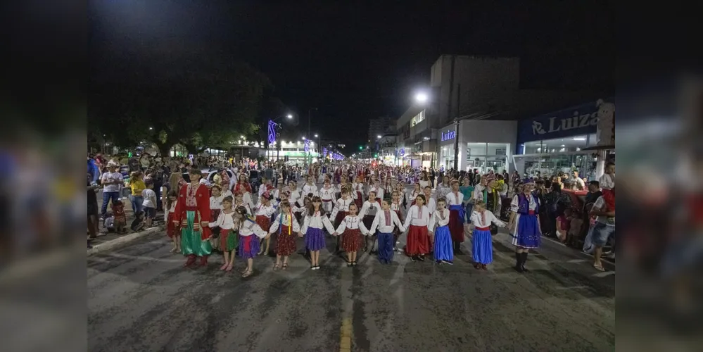 A abertura oficial acontece no dia 10 de dezembro, às 19h, com um grande desfile e a chegada do Papai Noel