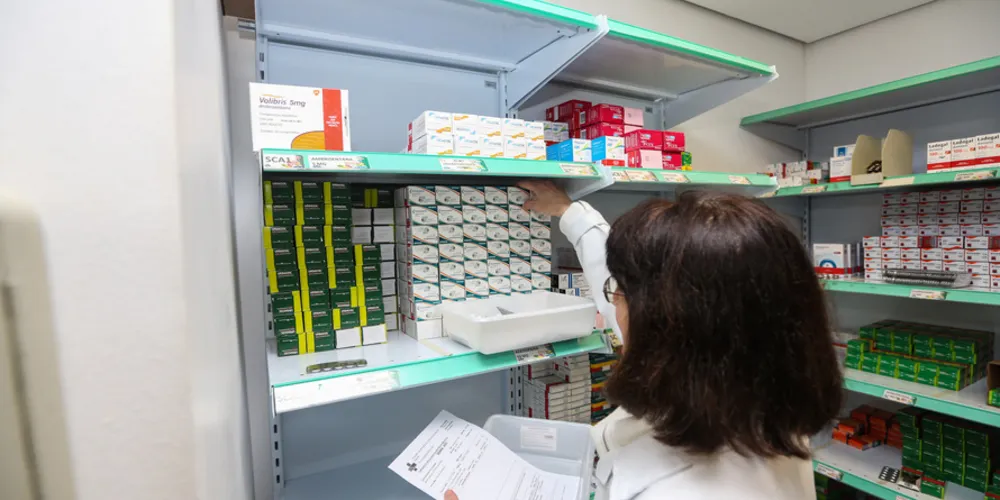 A previsão é que os medicamentos estejam disponíveis nas farmácias do SUS no primeiro semestre de 2026. Eles serão fornecidos apenas sob prescrição