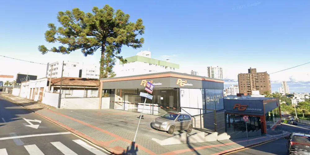 A visão de frente para um dos imóveis desapropriados para a instalação da sede do Procon de Ponta Grossa.