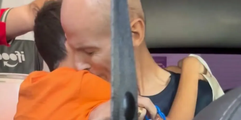Cleuber Barraqui abraçando seu filho Benjamin
