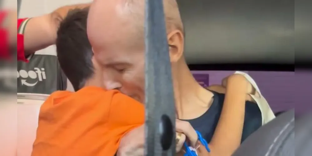 Cleuber Barraqui abraçando seu filho Benjamin