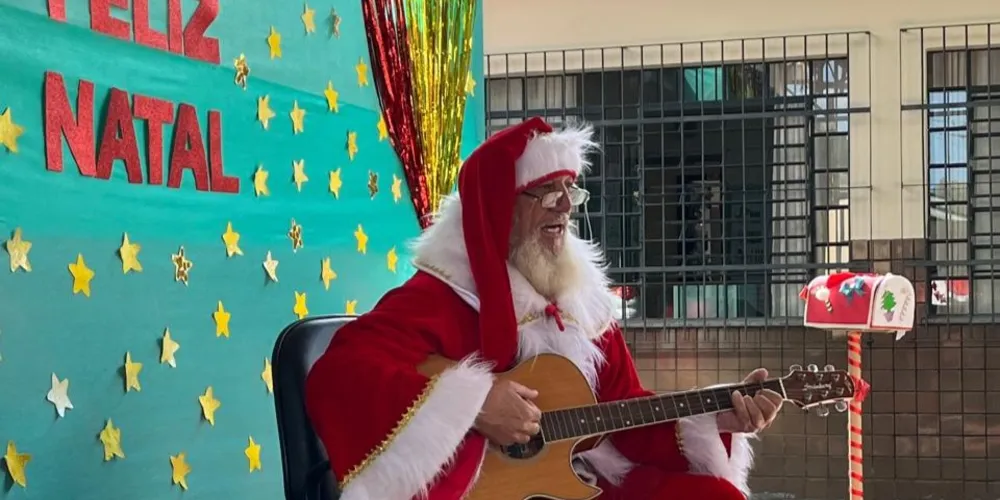 Gerson de Paula se apresenta como Papai Noel em Ponta Grossa