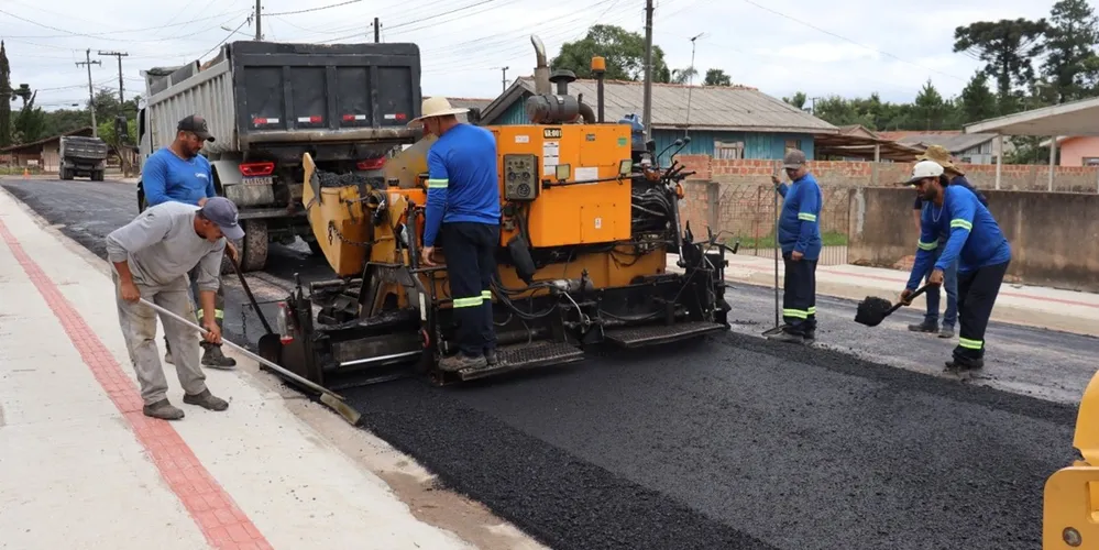 A obra contempla a pavimentação de oito ruas do bairro