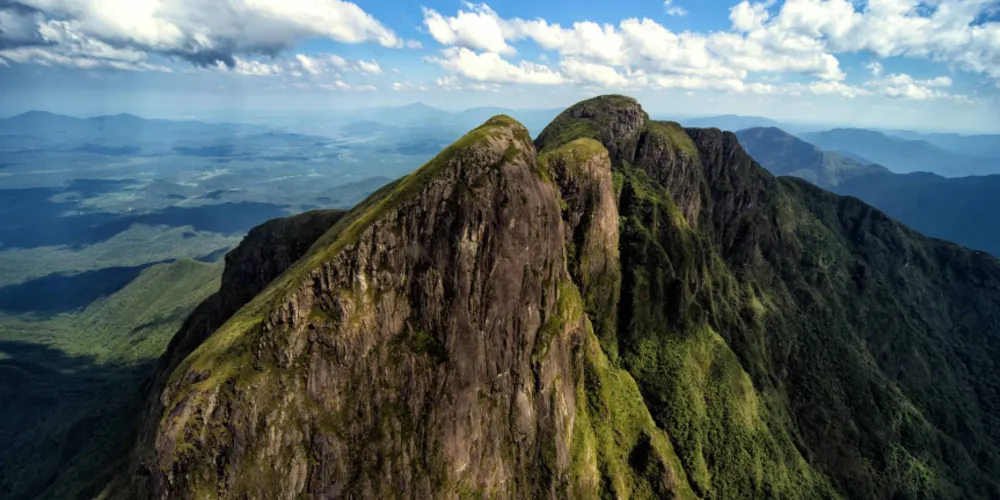 O Parque Estadual Pico Paraná, localizado entre os municípios de Campina Grande do Sul e Antonina