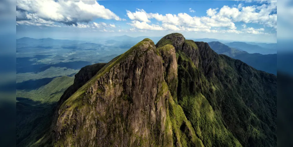 O Parque Estadual Pico Paraná, localizado entre os municípios de Campina Grande do Sul e Antonina