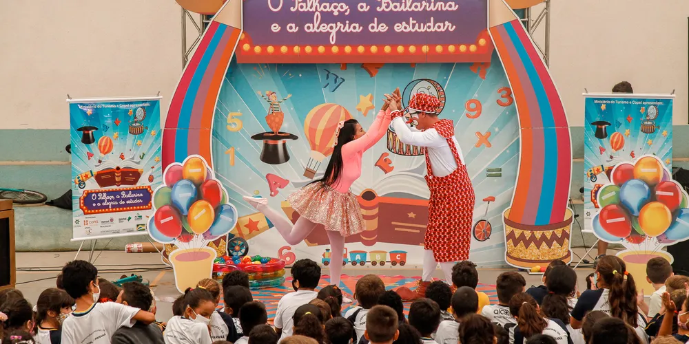 Com humor leve e de forma lúdica, o espetáculo discute temas como o bullying e preconceito