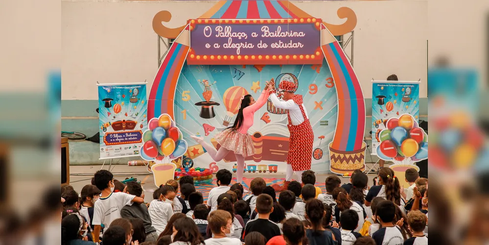 Com humor leve e de forma lúdica, o espetáculo discute temas como o bullying, o preconceito, o respeito e a amizade