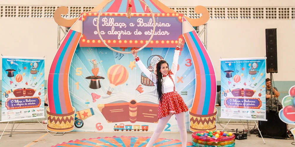 Com humor leve e de forma lúdica, o espetáculo discute temas como o bullying e o preconceito