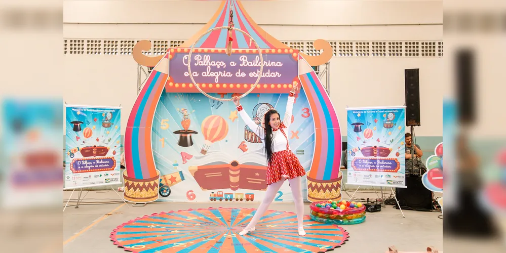 Com humor leve e de forma lúdica, o espetáculo discute temas como o bullying e o preconceito