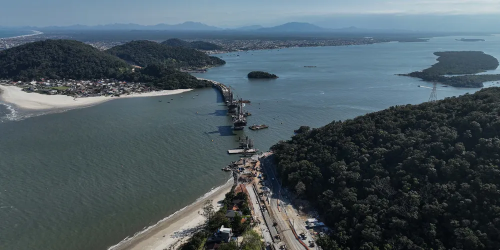 A Ponte de Guaratuba substituirá o sistema de balsas atualmente em operação e eliminará gargalos históricos de mobilidade na PR-412