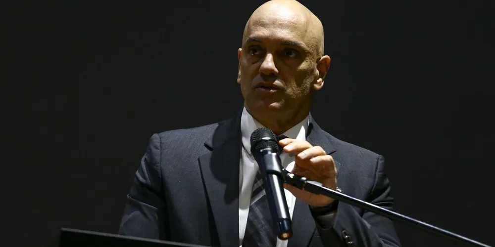 O ministro Alexandre de Moraes, do STF, decidiu que Jair Bolsonaro deve retornar à Superintendência da Polícia Federal após receber alta hospitalar.