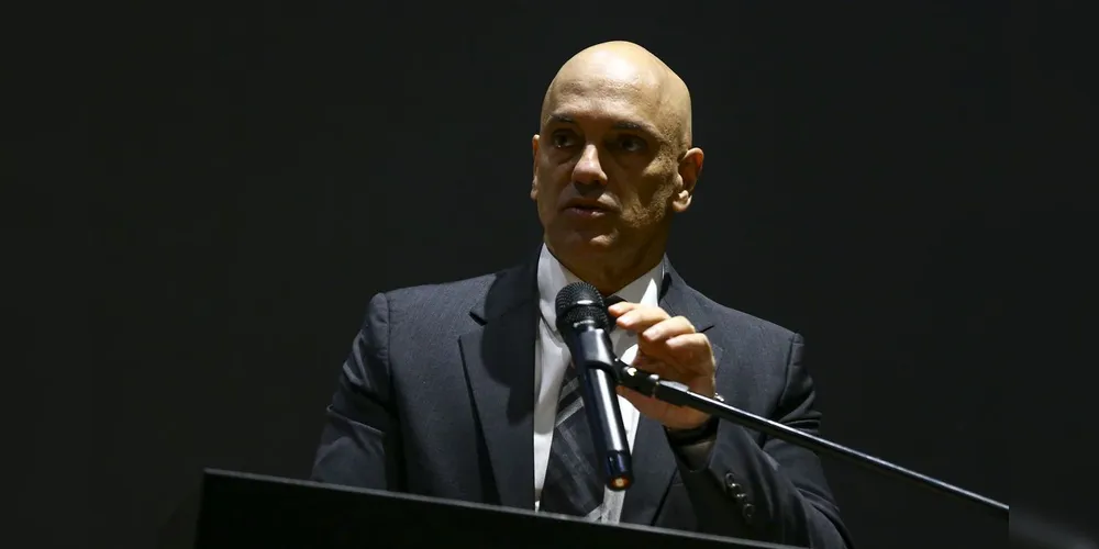 O ministro Alexandre de Moraes, do STF, decidiu que Jair Bolsonaro deve retornar à Superintendência da Polícia Federal após receber alta hospitalar.