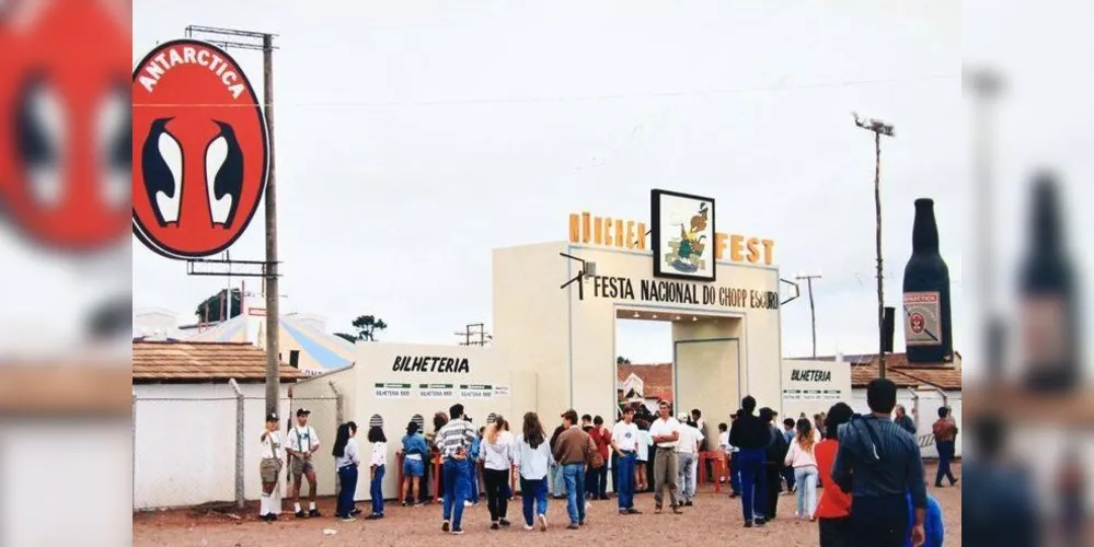 Foto tirada durante a primeira edição da Festa Nacional do Chope Escuro