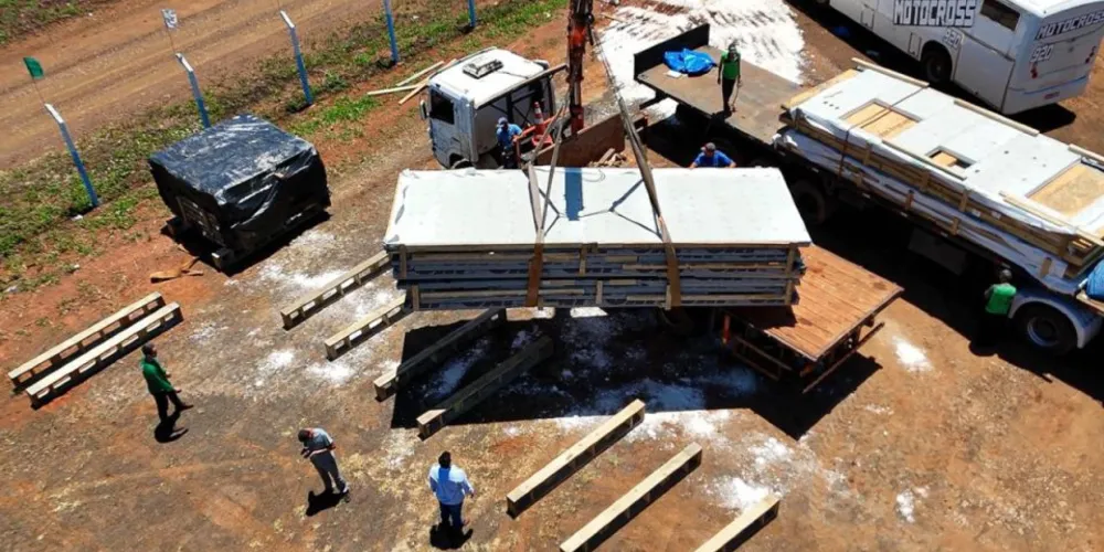 As casas serão construídas pelo sistema wood frame, que permite execução mais rápida