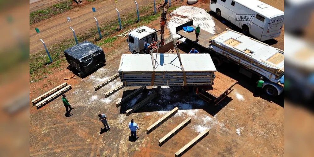 As casas serão construídas pelo sistema wood frame, que permite execução mais rápida