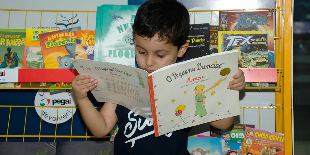 Criança lendo livro