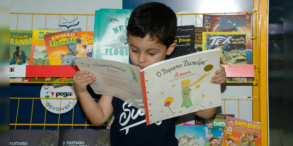 Criança lendo livro