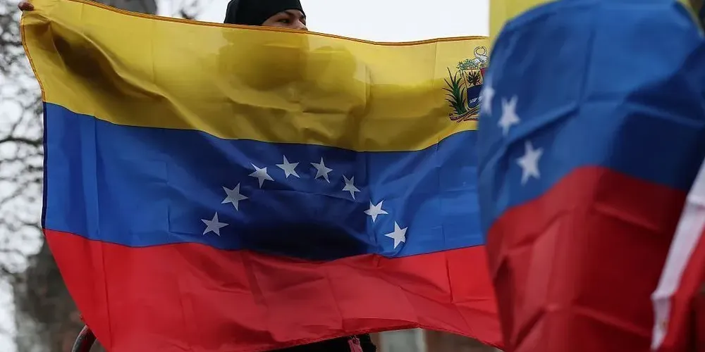 Pessoas seguram bandeiras da Venezuela
