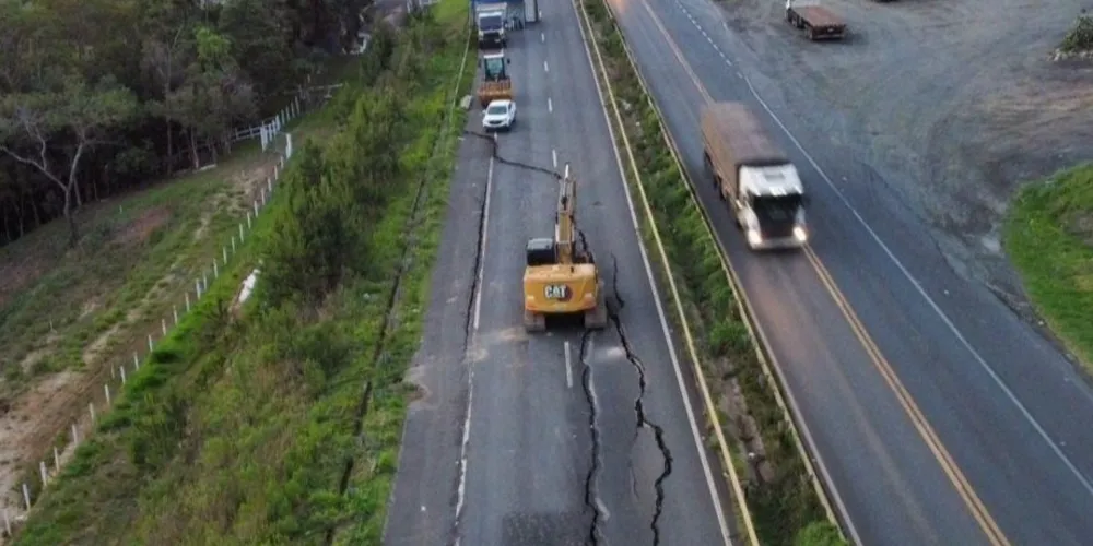 Via ficou danificada com rachaduras após deslizamento de terra