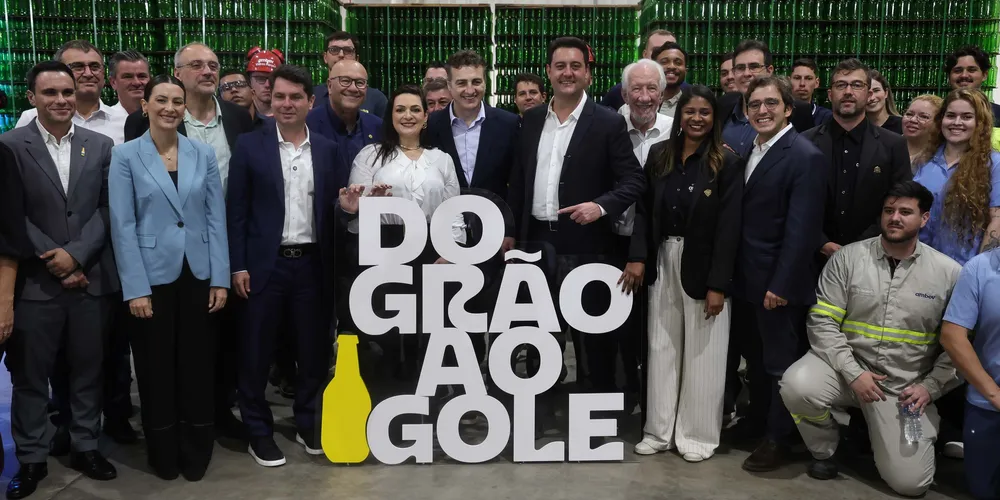 Elisangela Pedroso, Ratinho Junior e demais lideranças estiveram na inauguração da fábrica