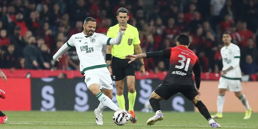 Na última partida entre as equipes, o Goiás venceu o Furacão fora de casa por 1 a 0