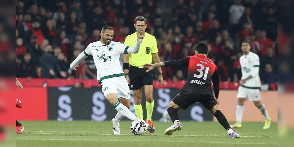 Na última partida entre as equipes, o Goiás venceu o Furacão fora de casa por 1 a 0