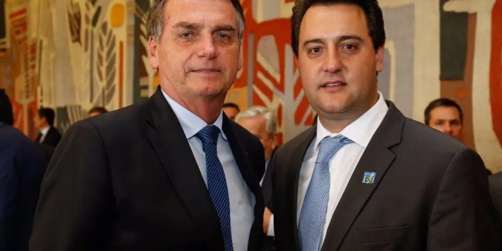 O governador do Paraná, Ratinho Jr., ao lado do ex-presidente Jair Bolsonaro (PL)